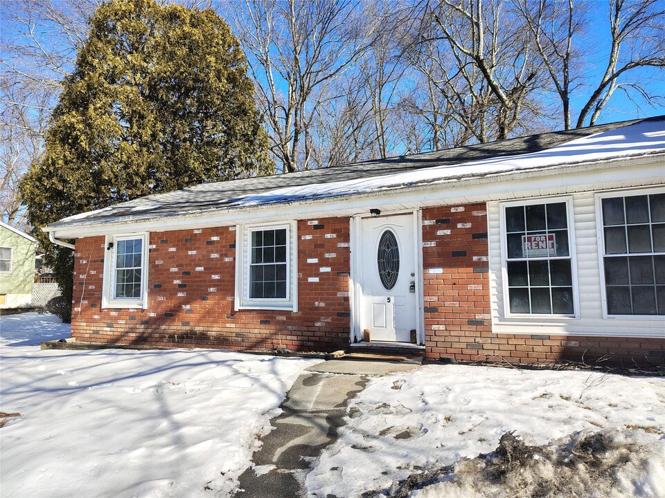 136 Stringham Rd in Lagrangeville, NY - Building Photo