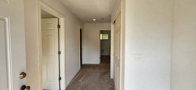 1410 N Waugh Rd in Mount Vernon, WA - Building Photo - Building Photo