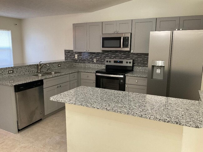 5252 NW Gamma St in Port St. Lucie, FL - Building Photo - Building Photo