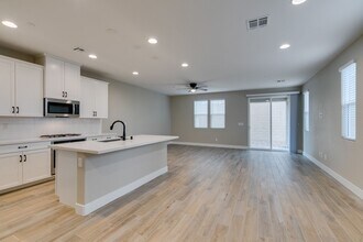 105 Emerald Smt Ln in Henderson, NV - Building Photo - Building Photo