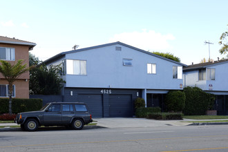 4525 Hazeltine Ave in Sherman Oaks, CA - Building Photo - Building Photo