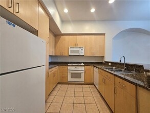20 E Serene Ave, Unit 1C in Las Vegas, NV - Building Photo - Building Photo