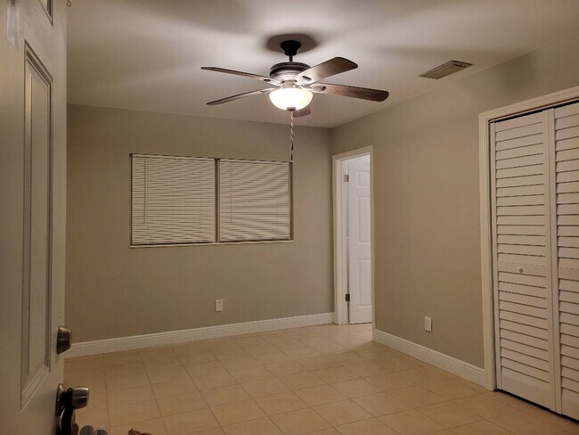 221 Cape Coral Pky E, Unit A in Cape Coral, FL - Foto de edificio - Building Photo