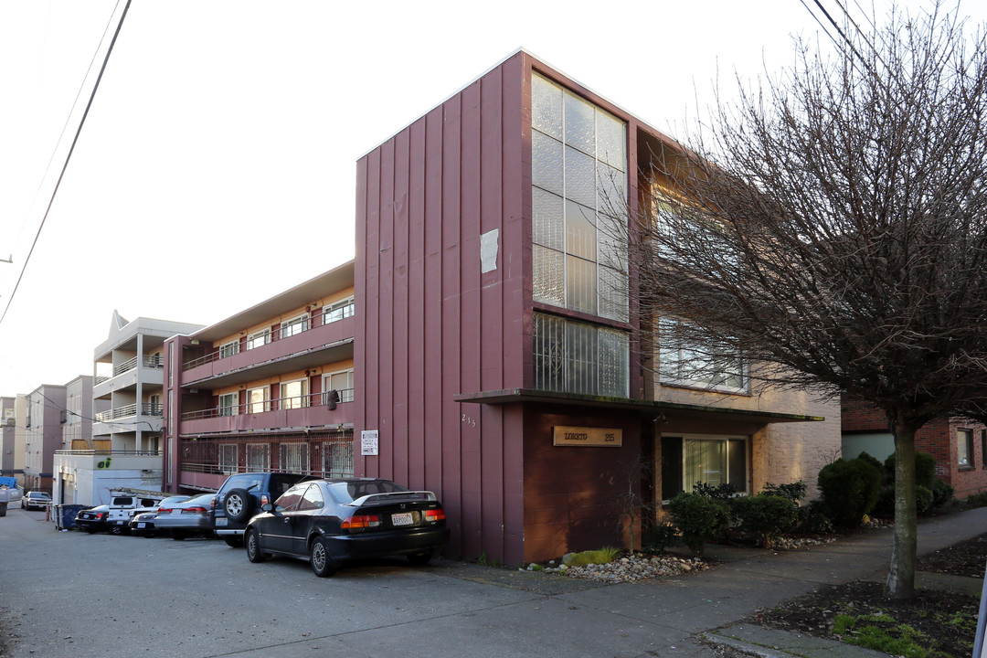 Loreto Apartments in Seattle, WA - Building Photo