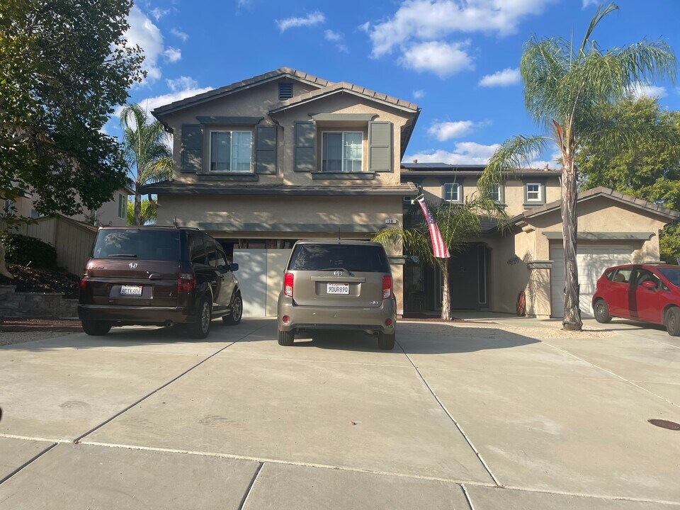 20 Ponte Russo in Lake Elsinore, CA - Foto de edificio