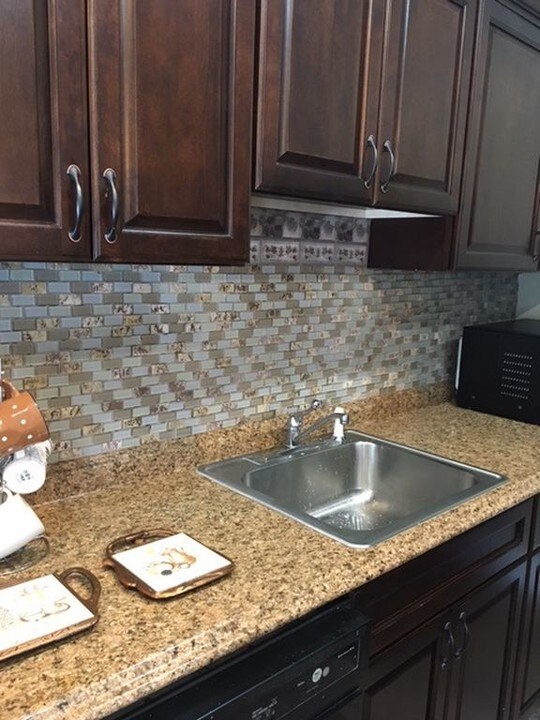 84 W 42nd St in Bayonne, NJ - Building Photo