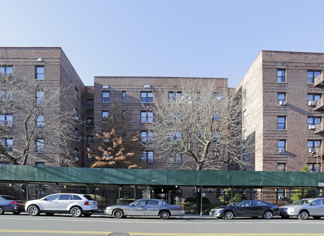 9841 Queens Blvd in Rego Park, NY - Foto de edificio - Building Photo