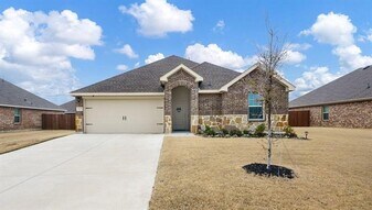 1620 Knl Crst Dr in Kaufman, TX - Building Photo