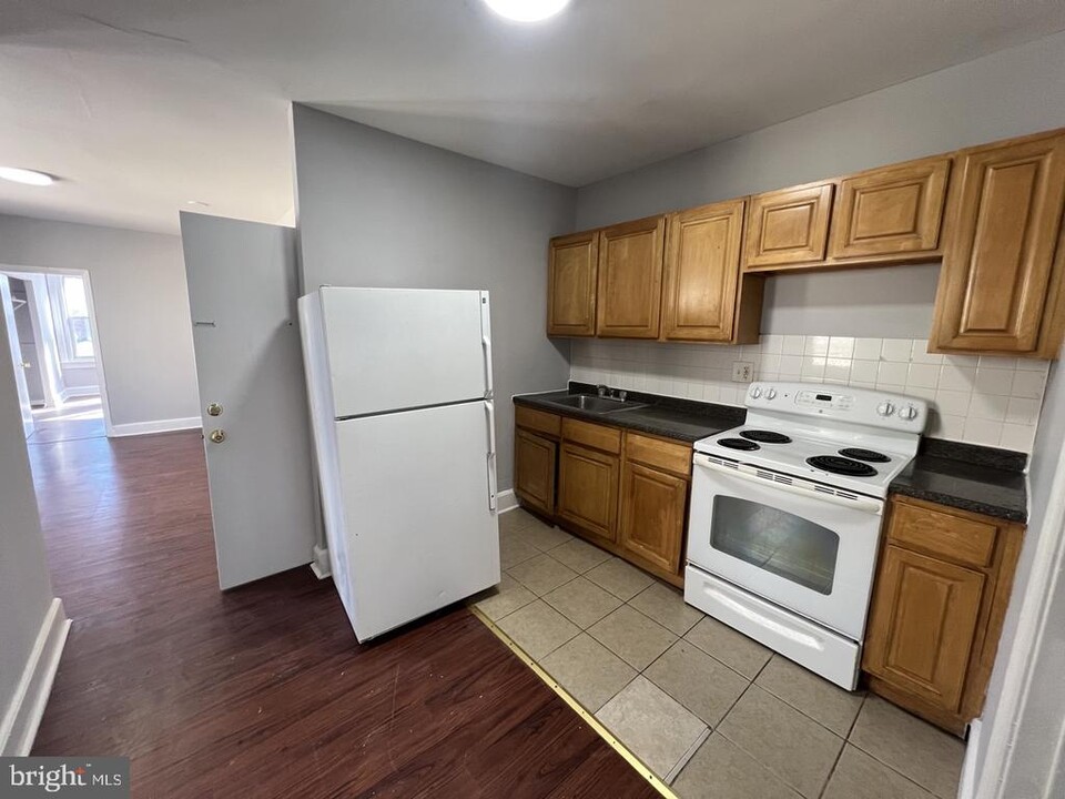 125 W Logan St in Philadelphia, PA - Building Photo