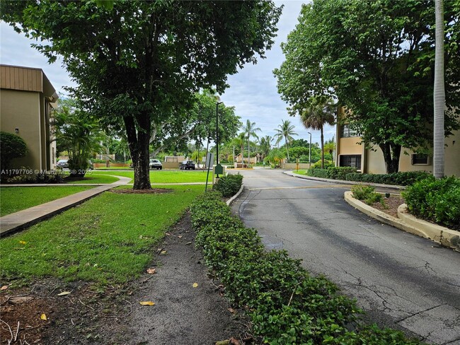 10403 N Kendall Dr in Miami, FL - Building Photo - Building Photo