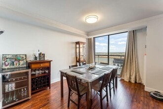 2110 Harmon Cove Tower, Unit Penthouse in Secaucus, NJ - Foto de edificio - Building Photo