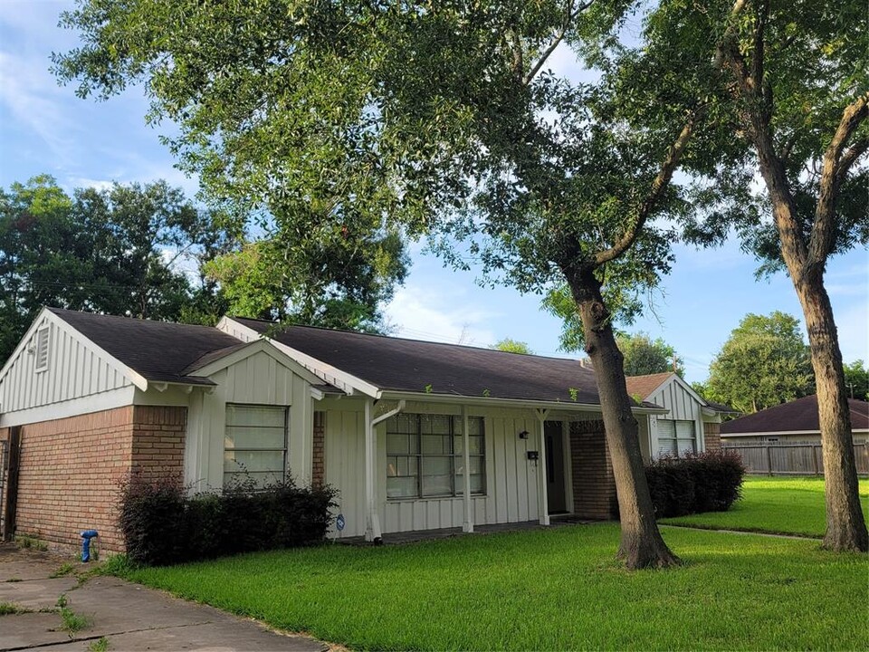 5642 Ludington Dr in Houston, TX - Building Photo