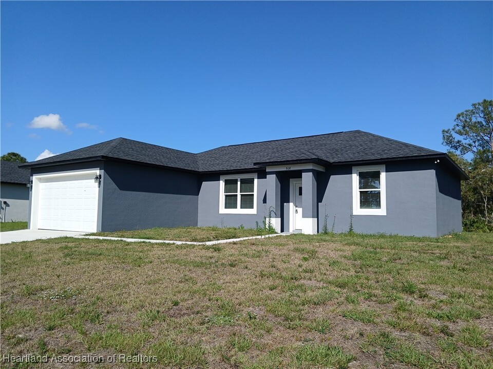 808 Hanover Ave in Sebring, FL - Foto de edificio