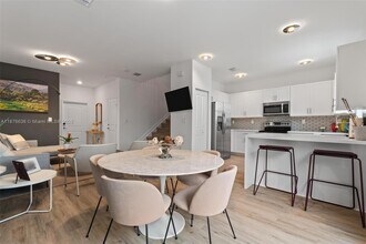 403 NE 212th St in North Miami Beach, FL - Building Photo - Building Photo
