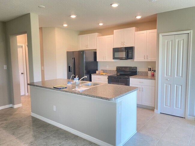 7049 Samuel Ivy Dr in Tampa, FL - Building Photo - Building Photo