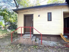 1300 E Cesar Chavez St in Austin, TX - Building Photo