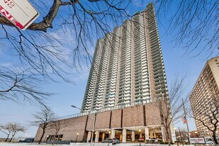 6033 N Sheridan Rd, Unit 8G in Chicago, IL - Building Photo