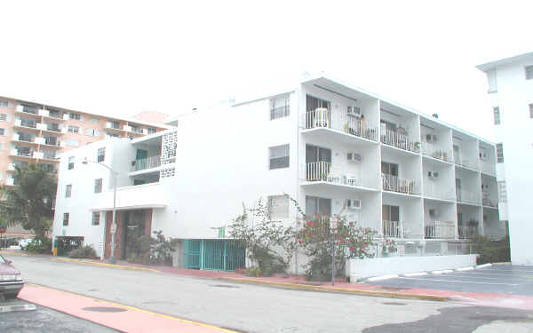 Lincoln Bay Apartments in Miami Beach, FL - Building Photo