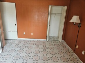 855 NE 209th St in Miami, FL - Building Photo - Building Photo