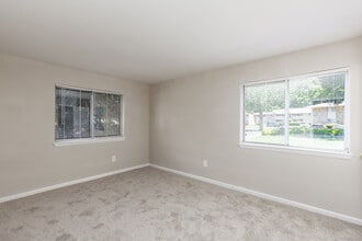 The Grove in Newport News, VA - Building Photo - Interior Photo