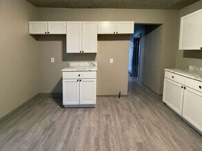 422 E Locust St in Milwaukee, WI - Building Photo - Building Photo