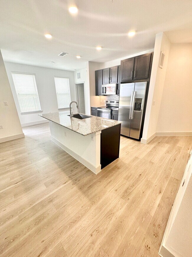 650 Sgt Ed Holcomb Blvd N in Conroe, TX - Foto de edificio - Building Photo