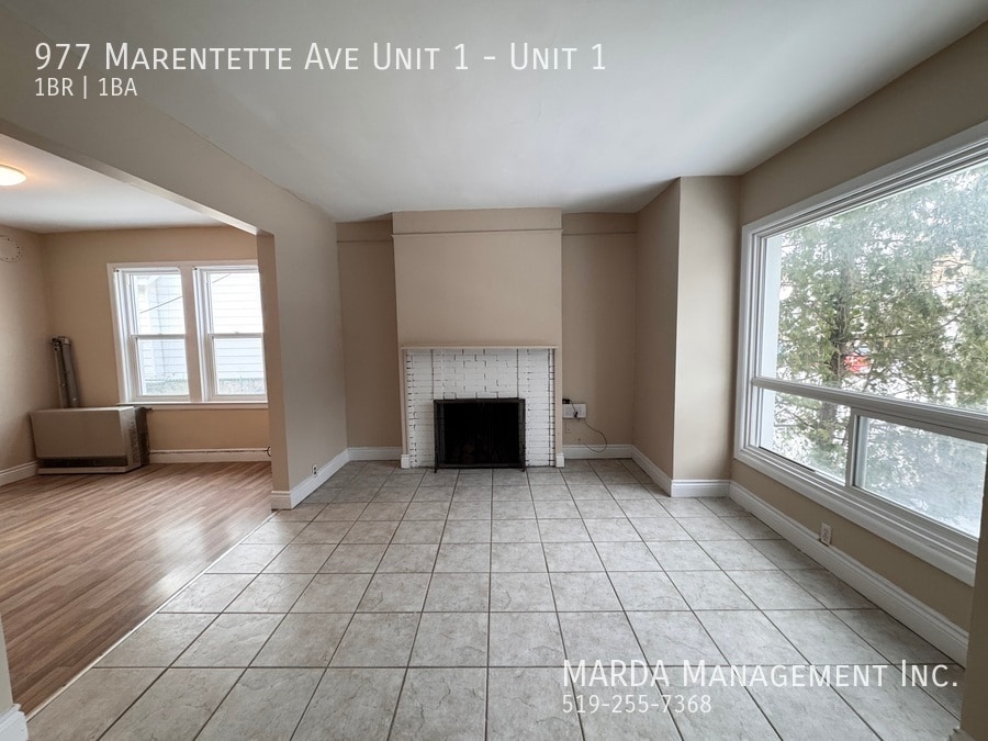 977 Marentette Ave in Windsor, ON - Building Photo