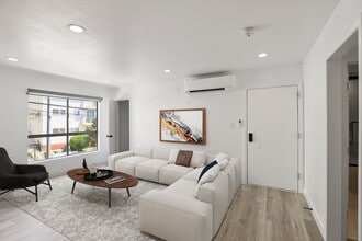 900 College St. in Los Angeles, CA - Foto de edificio - Building Photo