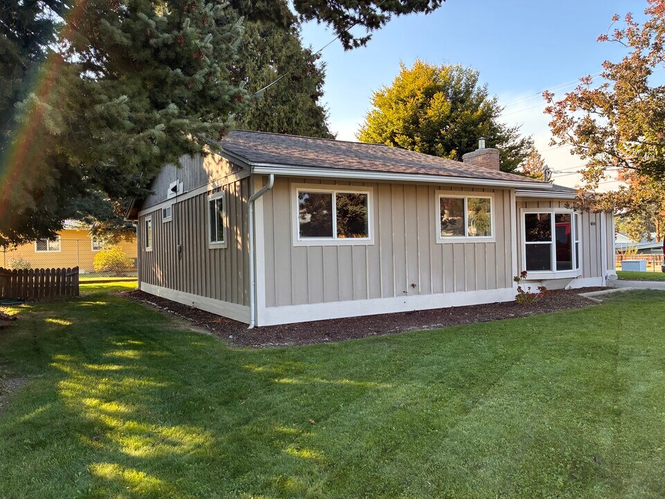 484 N Kentucky Ave in East Wenatchee, WA - Building Photo