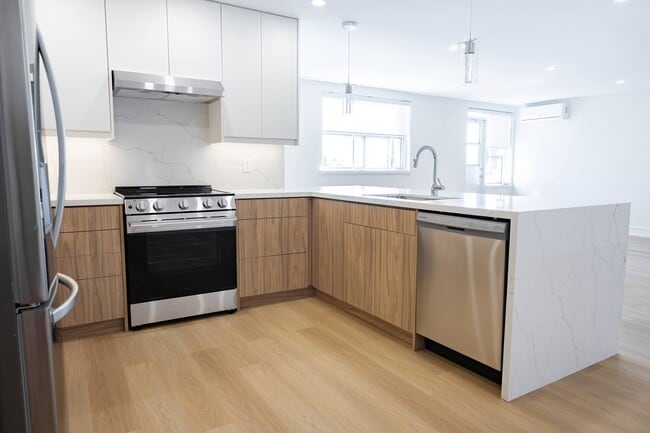 10 Fontenay in Toronto, ON - Building Photo - Building Photo