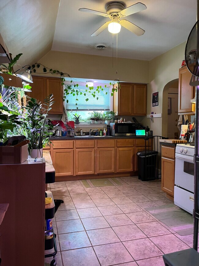 526 E Dover St, Unit UPPER in Milwaukee, WI - Building Photo - Building Photo