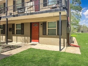 1016 E Walker St in League City, TX - Building Photo - Building Photo