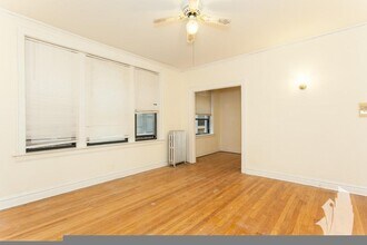 429 W Surf St, Unit 102 in Chicago, IL - Foto de edificio - Building Photo