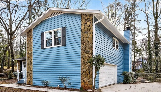 1075 Forest Heights Rd in Stone Mountain, GA - Building Photo - Building Photo