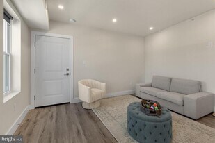 537 N 35th St in Philadelphia, PA - Building Photo