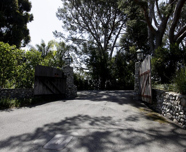 Carmel by the Sea in Malibu, CA - Foto de edificio - Building Photo