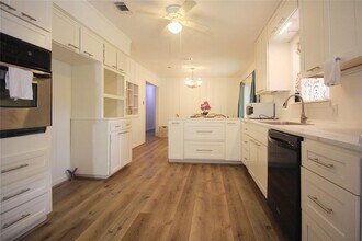 9137 White Oak Dr in Conroe, TX - Building Photo - Building Photo