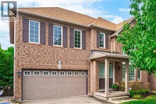 2499 Scotch Pine Dr in Oakville, ON - Building Photo