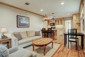 4102 Edison St in Houston, TX - Building Photo - Building Photo