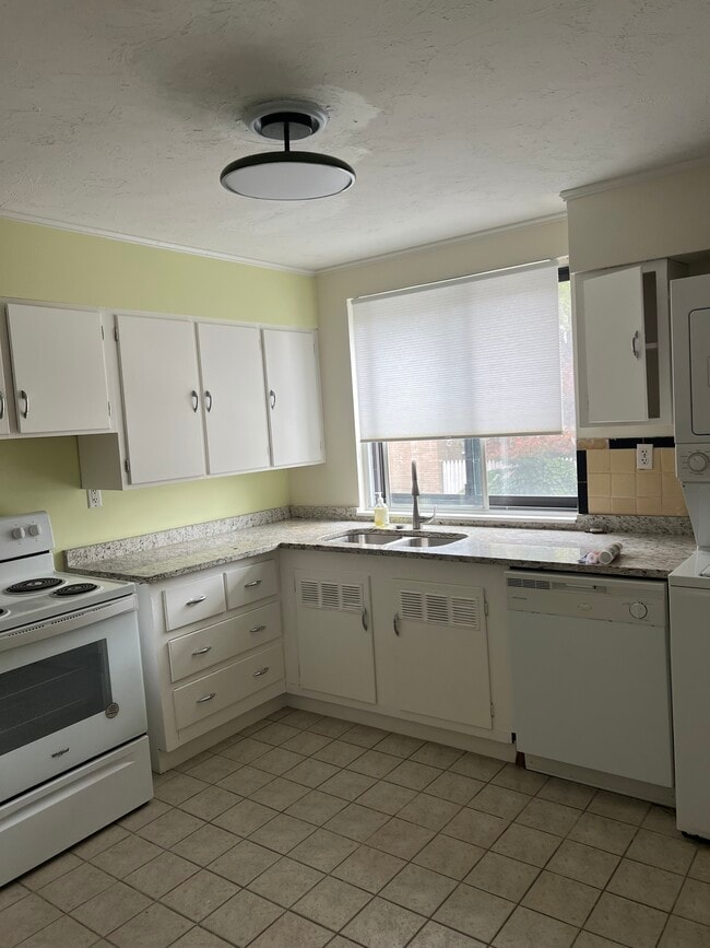 20 Ashland St, Unit 1R in Worcester, MA - Building Photo - Building Photo