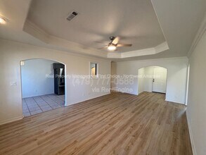 421 Coopers Wy in Centerton, AR - Foto de edificio - Building Photo