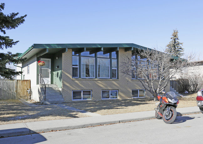 2027 Urquhart Rd NW in Calgary, AB - Building Photo - Primary Photo