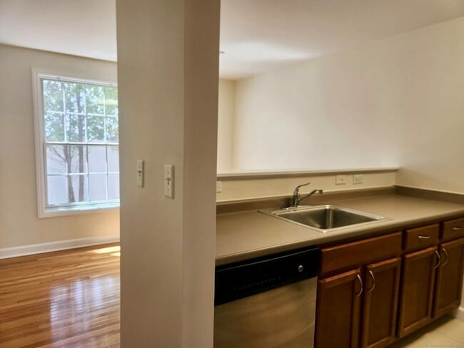 37 Westwood Dr, Unit 817-205 in Stamford, CT - Building Photo - Building Photo