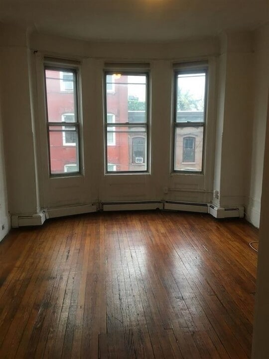 217 10th St in Hoboken, NJ - Building Photo