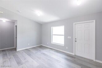 2908 35th St W in Lehigh Acres, FL - Foto de edificio - Building Photo