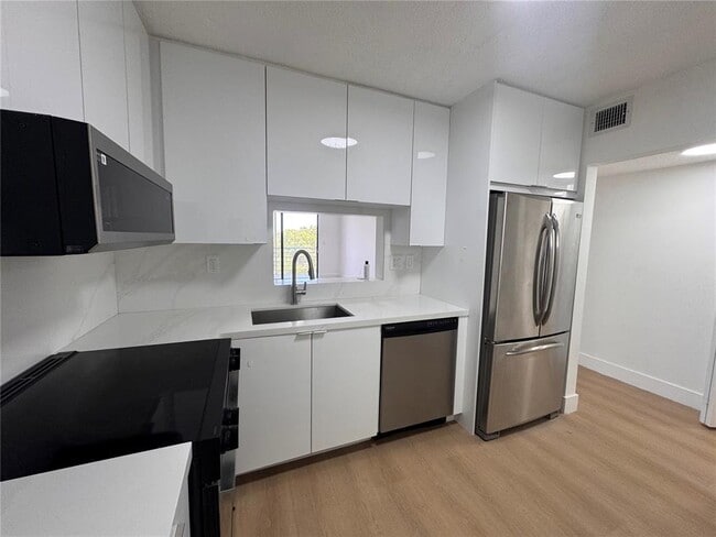 1820 N Lauderdale Ave, Unit 3407