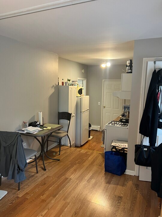 75 Pine Hill Ave, Unit Studio in Stamford, CT - Building Photo