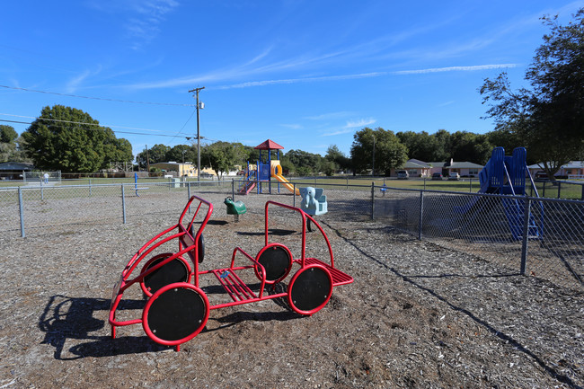 New Horizons in Auburndale, FL - Building Photo - Building Photo