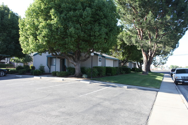 El Monte West in Dinuba, CA - Foto de edificio - Building Photo