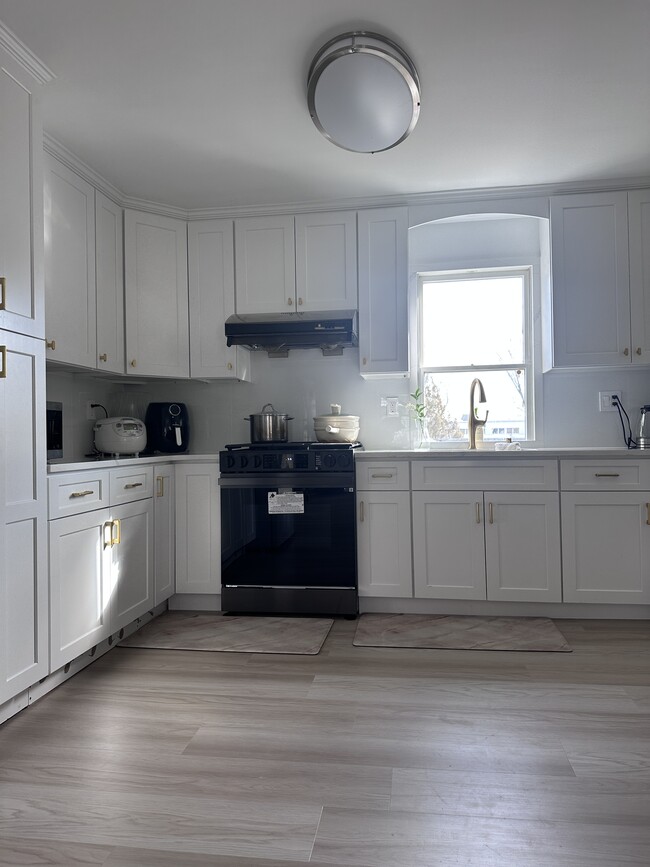 25610 60th Ave, Unit Little Neck 2nd floor in Little Neck, NY - Foto de edificio - Building Photo